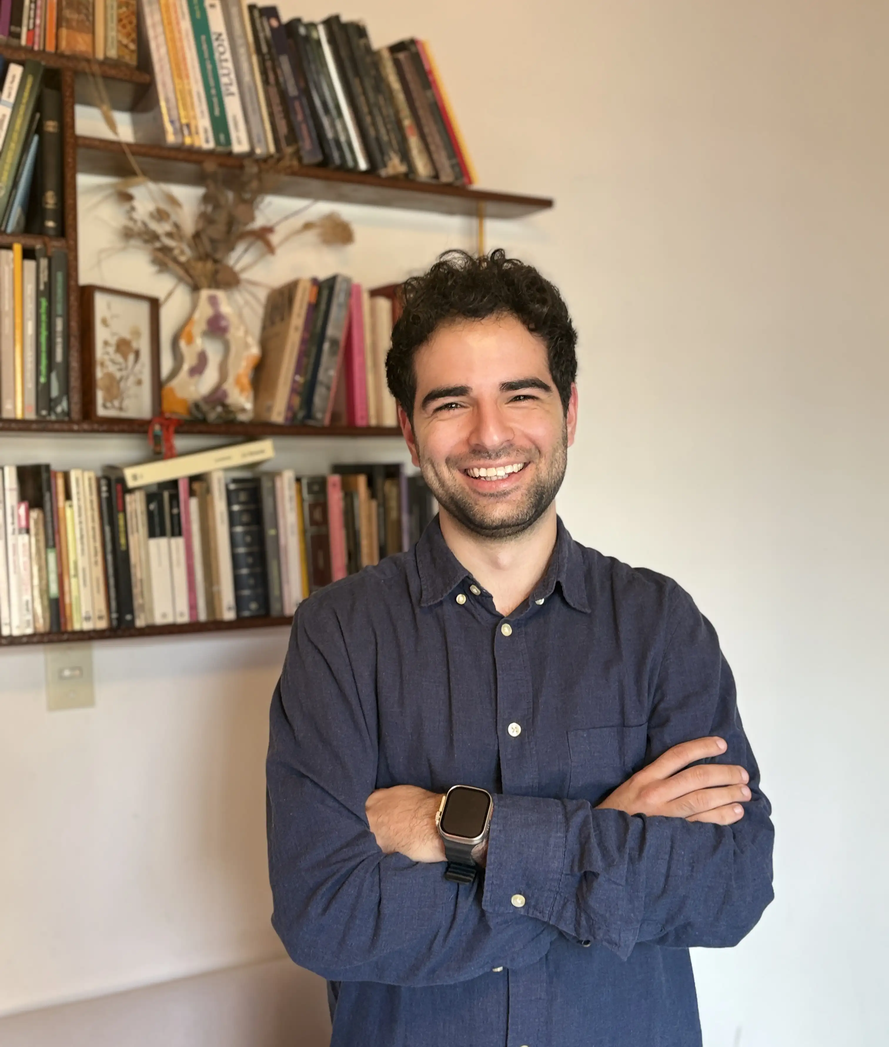 Santiago Caamaño sonriendo en su espacio de trabajo