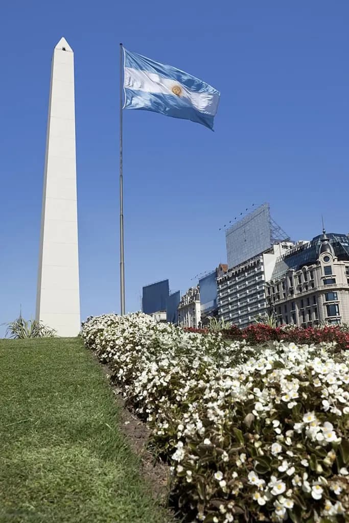 Obelisco de Buenos Aires visto desde la avenida