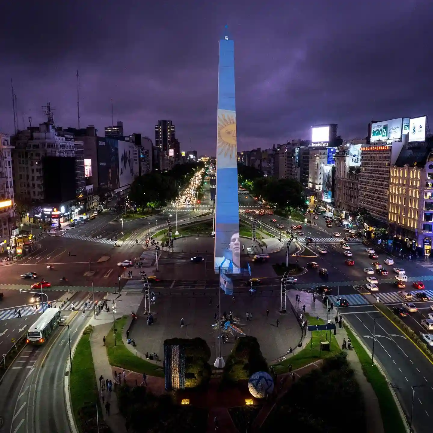 Obelisco de Buenos Aires iluminado de noche